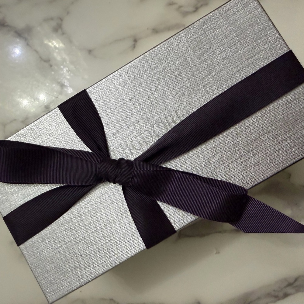 Elegant Silver Gift Box with Black Ribbon (6)